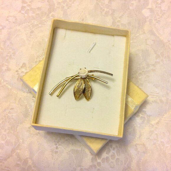 Vintage Hand Carved Ivory Gold Tone Brooch Jewelry Pin - Picture 7 of 9
